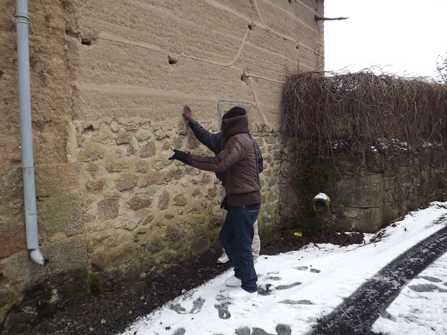 Atelier en pisé toujours en service dans un village auvergnat