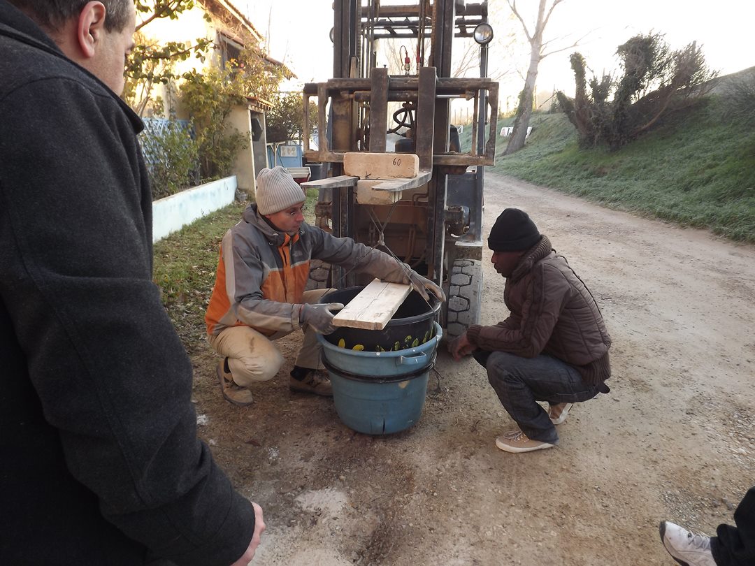 Essai de résistance d’un matériau en terre pendant la formation au contrôle de production