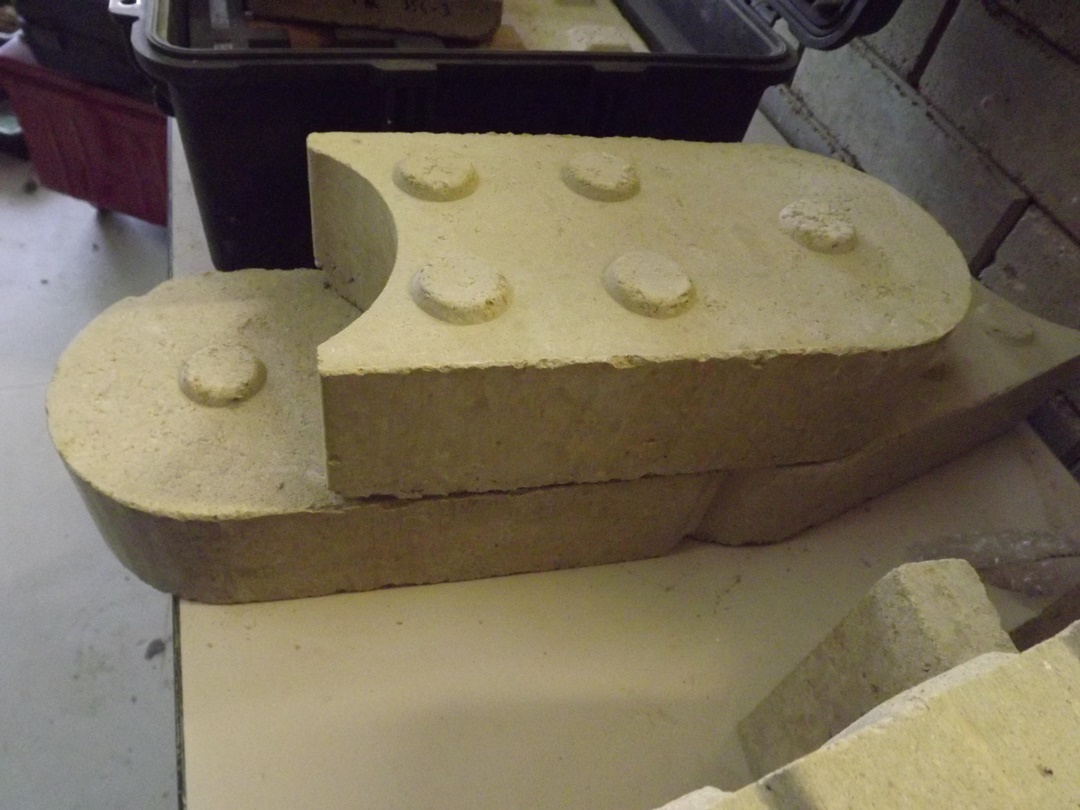 Bloc MecoBriq en terre compressée, à emboîtement